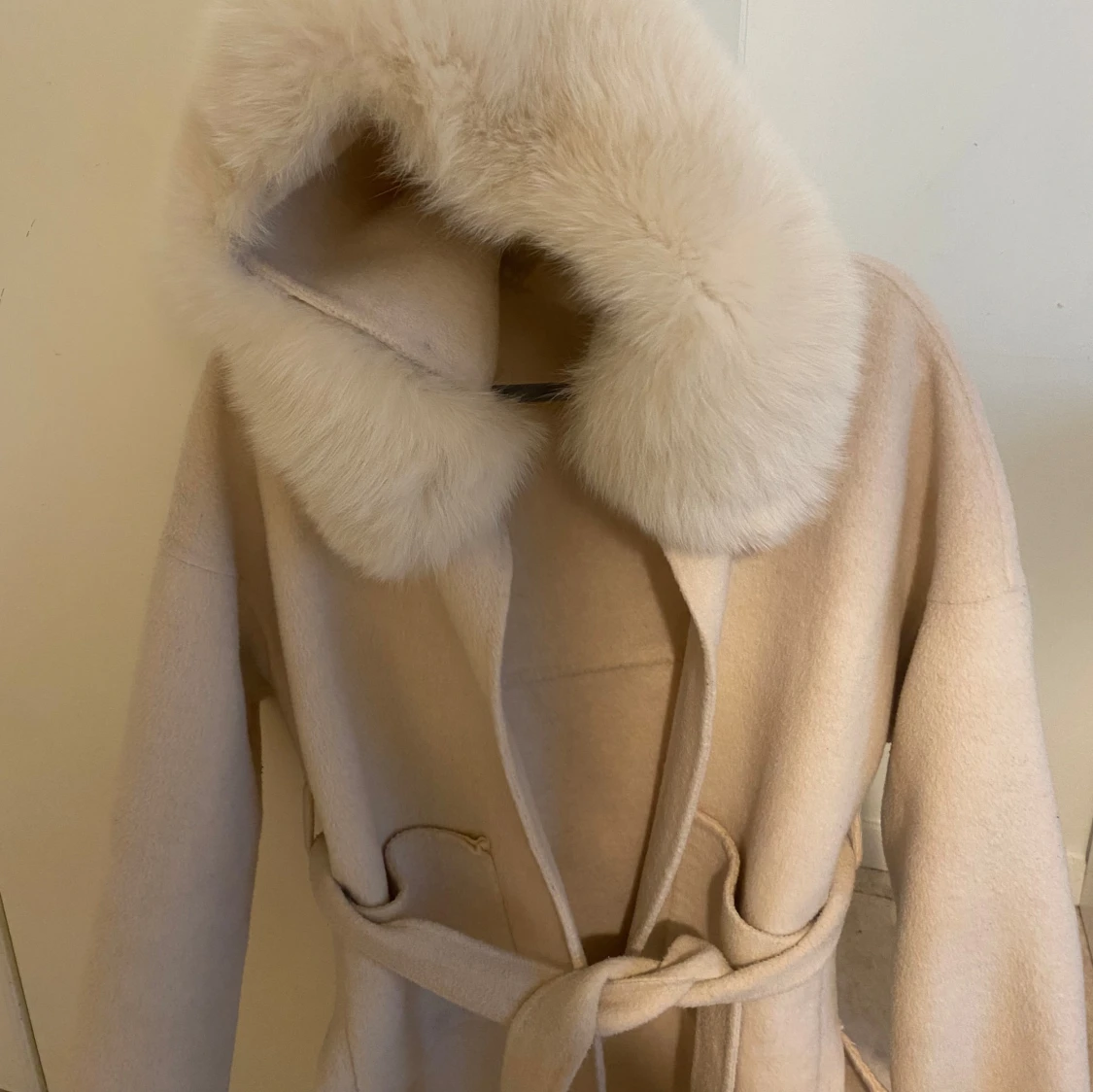 Beige kappa med fluffig päls - 1