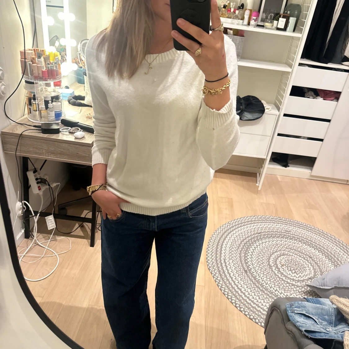 Vit stickad tröja med rund hals