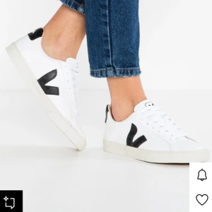 Veja vit sneaker med svart V-logga - Snygga vita sneakers från Veja med svart V-logga på sidan och svart detalj vid hälen. Skostorlek 36