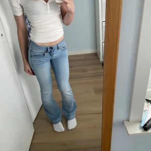 Lågmidjade jeans G-star raw - Säljer dessa lågmidjade bootcut jeans från g-star raw. Har en jätteliten fläck baktill men syns inte alls. Flyttar om 2 veckor så tar bort annonsen efter det 💞
