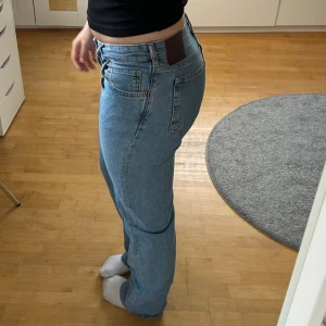 Jeans - Snygga jeans från bikbok (never denim) JP Low Straight 550 i bra skick, knappt använda. nypris 699. säljer pga de kommer inte till användning. storlek: W28 L32 🌷🌷🌷Jag brukar bära S/M och är 169 lång 
