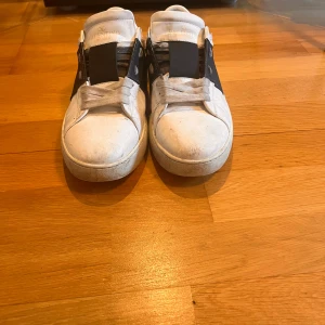 Valentino open - Ett par valentino open i väldigt bra skick. De är storlek 41, lite skittiga just nu men går att tvätta bort med vatten. Tyvärr har jag ingen skolåda därav priset 