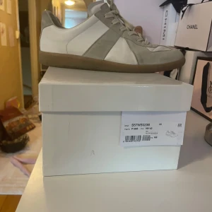 Maison margiela gats - Maison margiela gats I väldigt bra skick förutom litet hål i hälen(händer med typ allas margielas efter ett tag) köpta nya från Mytheresa, har kvitto och allt og. Pris kan ändras om ni köper flera grejer/snabb deal