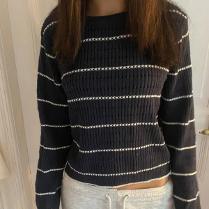 skön tröja  - super fin och skön tröja från h&m. Modellen bär storlek M. Den är endast provad och sedan legat i garderoben, köpt för någon månad sen. I nyskick. Skulle säga att den mer sitter som en S, den är inte oversize eller så. Nypris 200kr