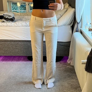 Beige kostymlinnebyxor från Nelly - Oanvända snygga beige linnebyxor från Nelly i storlek 34. De har rak passform med normal midja och kostumliknande passform. 🩷🩷