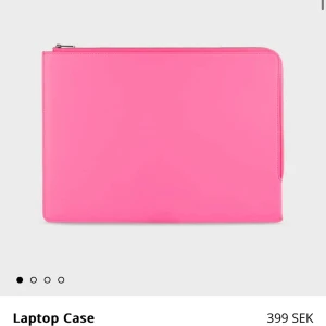 Rosa datorväska från Holdit - Snyggt laptop case från holdit! Har varit mycket använts frf fin, se bilder 💕💕💕🙌