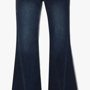 True religion joey jeans!  - Säljer mina true religion mörkblåa joey jeans, dom är bara använd fåtal gånger då dom är lite för stor i midjan för mig. storleken är 23 men jag har sytt upp dom runt 3 cm för att dom var lite för långa på mig som är runt 155, men tar man ner det jag sytt upp så blir dom längre så skulle säga att dom passar nån som e mellan 150 - 160! ( man kan se på sista bilden det jag sytt upp, men de e enkelt att sprätta upp ) kom privat för mer frågor om mått osv. 💕