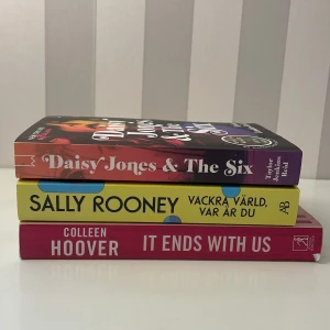 Daisy Jones & The Six, Vackra värld, var är du, It Ends With Us - Daisy Jones & The Six, Vackra värld, var är du, It Ends With Us. De två översta i mycket fina skick och skrivna på svenska! Och it ends with us har ett litet hack längst ner på bokryggen och är skriven på engelska. 60kr/st