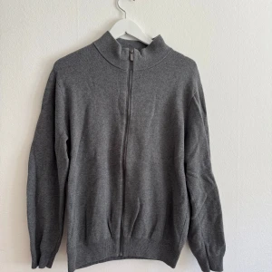 Grå stickad kofta med dragkedja - Cardigan från Springfield - Strl L