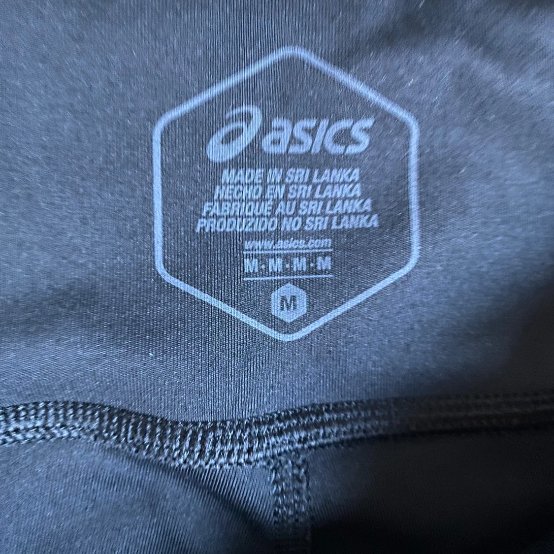 Svarta leggings från Asics med vita ränder - 1