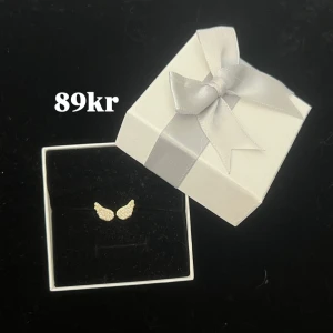 Guldig ring med vingar  - Justerbar, helt ny, frakt 22kr🌸