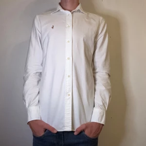 Vit Ralph Lauren skjorta herr slim fit S, small - Säljer nu en riktigt snygg vit Ralph Lauren skjorta | strl S, slim fit | modellen är ca 171cm och 56kg | skick 9/10, använd några enstaka gånger | skriv vid frågor! //HLselling