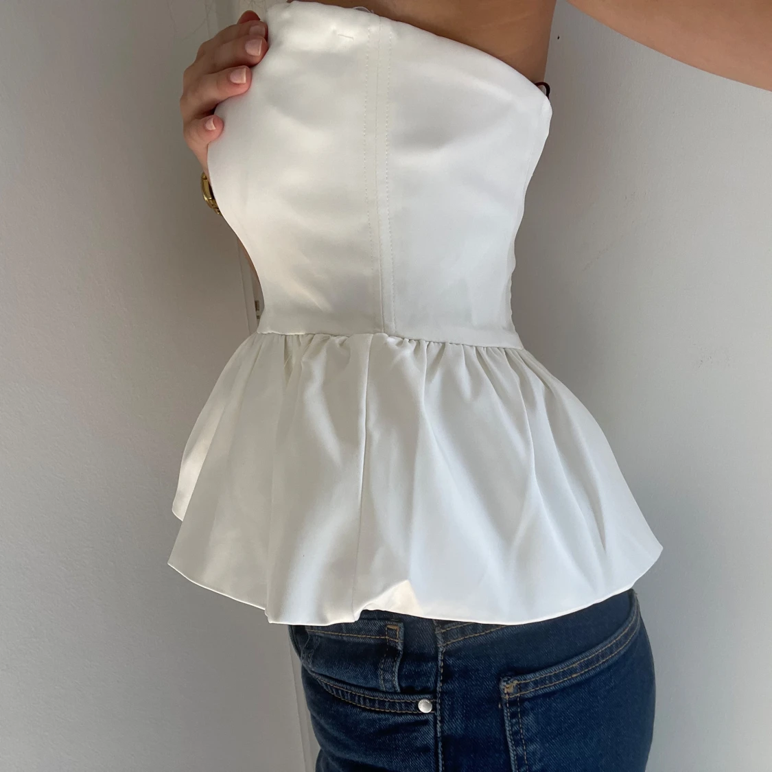Vit axelbandslös peplum topp - 1