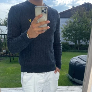 Mörkgrå stickad tröja Lyle & Scott - | Säljer en skit snygg stickad tröja från Lyle & Scott | Storlek L passar även M | Skick 9/10 | Nypris 1 099 mitt pris 199 | 