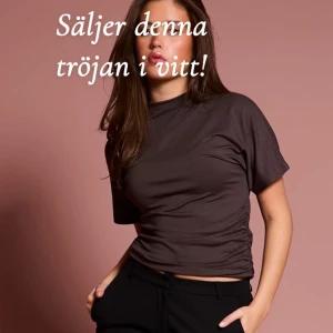 ELSA tröja från lager 157 XS - Supersnygg vit croppad topp från 157 med korta ärmar och cool snörningsdetalj på sidan. T-shirten har en enkel, clean look och är gjord i mjuk bomull som känns skön mot huden. Perfekt till jeans eller kjol för en chill stil.