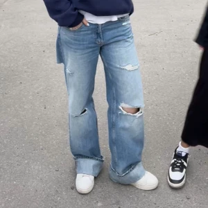 Trendiga Zara jeans - Säljer dom trendiga Zara jeansen som är slutsålda. Älskar men kommer inte till någon användning. Bra skick men letar efter ett nytt hem😍😍