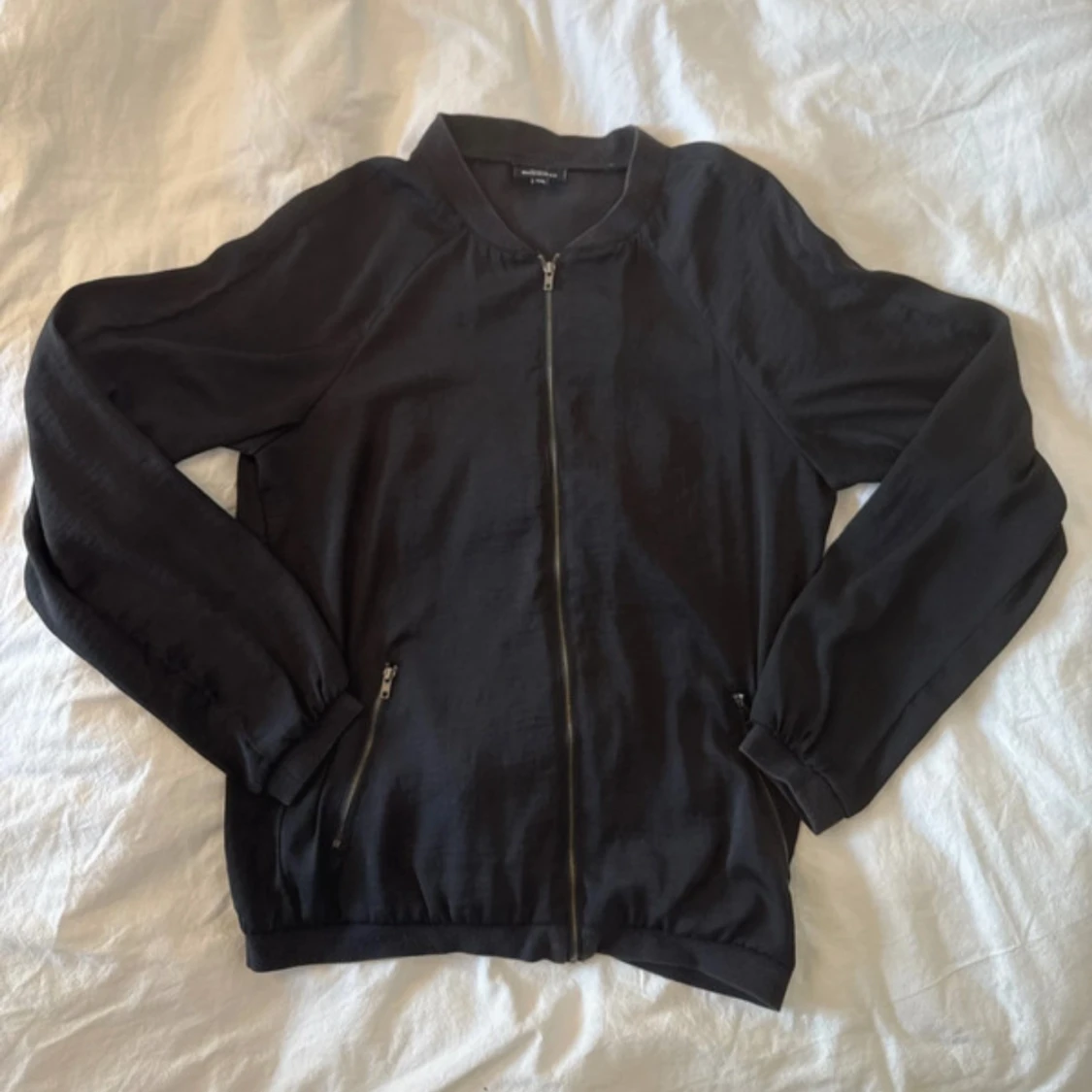 Svart jacka med dragkedja