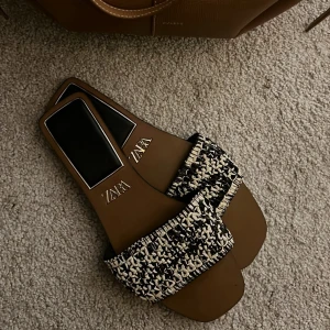 Beige och svarta sandaler från Zara - Säljer dessa skorna då dem ej passar och ej kommer till användning, super fina annars!!! Strl är 39 eller 40 skriv för att veta exakta