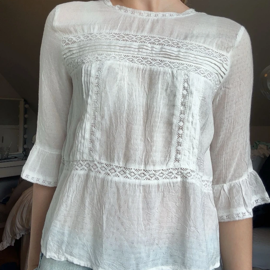 Vit blus med spetsdetaljer