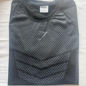 Gymshark onyx compression (pristet går att diskuteras) - Svart Gymshark onyx compression. Helt nytt skick och har inte använts tidigare. Priset går att diskuteras till en viss del.