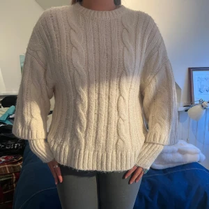 Beige stickad kabeltröja - Supercool tröja från Zara i superbra skick!