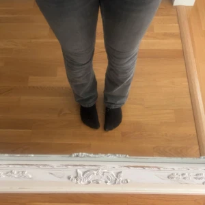 Grå straight jeans från gina - Säljer ett par gråa jeans från gina med klassisk femficksdesign och lite utsvängda  ben. Jeansen är för tighta för mig.