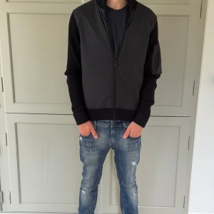 J.Lindeberg Cardigan - En riktigt stilren cardigan från J.Lindeberg. Den är i prima skick, använd fåtal gånger. Storlek S och den är svart. Tag, kvitto och påse finns. Nypris:3200kr Mitt pris:1499