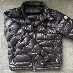 Moncler acourus jacka - Svart pufferjacka från Moncler modell acourus. Jackan är köpt på NK i göteborg för ca 12000kr, mitt pris - 3999kr. Inga defekter eller liknande, liknar sprillans ny. Om du har funderingar så hör av dig.