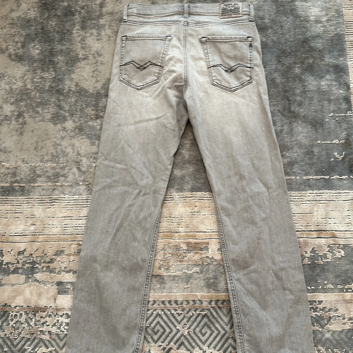 Ljusgrå jeansbyxor från Replay - 2