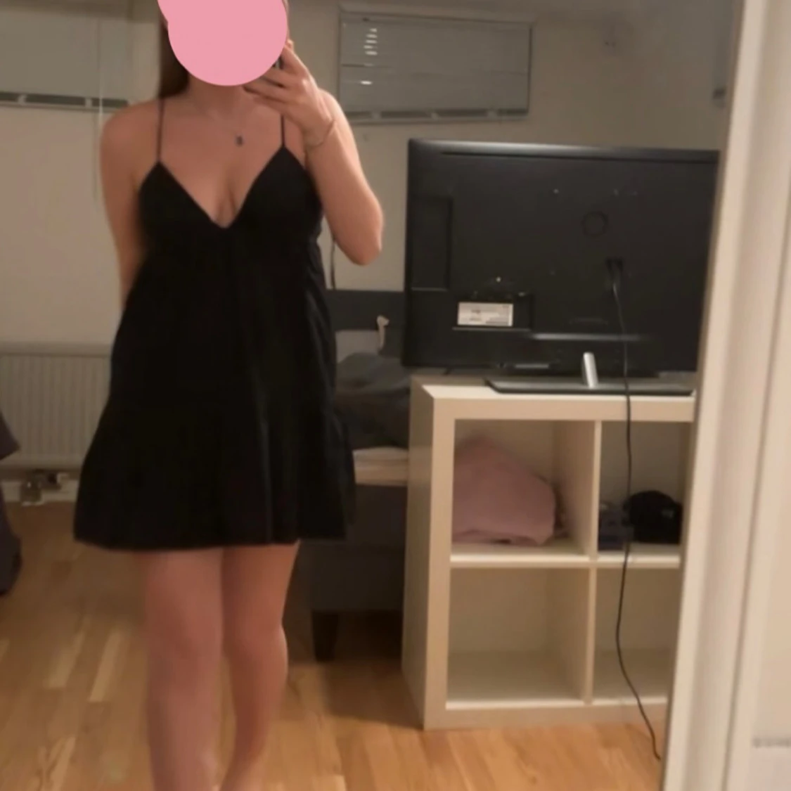 Svart kort klänning med tunna axelband - 2