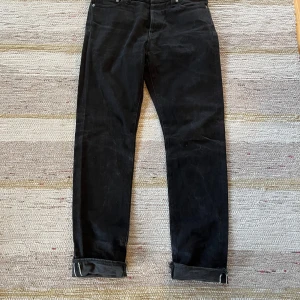 Svarta selvedge jeans från Our Legacy 33/32 - Säljer ett par svarta jeans från Our Legacy, modell First Cut i japansk selvedge. Perfect skick! Priset kan diskuteras vid snabb affär! 