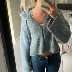 Ljusblå stickad hoodie med dragkedja - Jätte mysig stickad zip-up hoodie ifrån Zara 🥰🥰 storlek XS-S