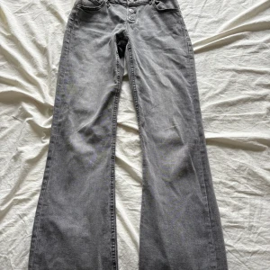 Low waist bootcut jeans - Superfina ljusgråa jeans från Gina Young. De är i storlek 158 men skulle även passa 164. Använda max 3-5 gånger