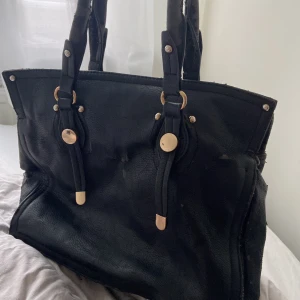 Sliten vintage väska - Säljer denna svarta väskan köpt på vintage, ganska använd. Har många fack o får plats med mycket😇😇