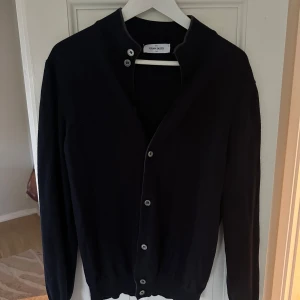 kofta från Gran Sasso - Snygg mörk blå kofta från Gran Sasso med knappar hela vägen framtill. Jätte bra skick, inga defekter. Storlek 52, sitter som en M. Hör av dig vid frågor.