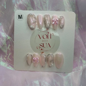 Romance Silver (M); Medium Almond - Handgjorda Press on naglar från Von Sua💞helt nya! M: 16 mm, 12 mm, 12,5 mm, 11,5 mm, 10 mm 