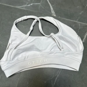 Performance Topp GTECH - Vit oneshoulder topp från kollektionen ”performance” i färgen vit, från GTECH, storlek XS. Superfint skick!🤍