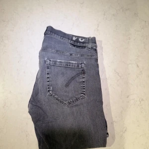 Dondup  - Snygga grå jeans från Dondup med klassisk femficksdesign och smal passform. Jeansen har en lätt tvättad look och är tillverkade i mjukt denimtyg som sitter skönt.- Nypris: 2499 SEK- OBS! Slitningarna är från början.