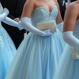 Blå Balklänning  - Blå balklänning, köpt ny på dream design, Storlek M/38, uppsydd efter mig med platta skor (alltså inte klack) och jag är 1,68. Nypris 9900kr säljer för 7500. Underkjol kan köpas med, även handskar om så önskas. PM för mer bilder mvh Ebba 💕