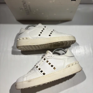 Valentino skor - Hej! Säljer nu mina skor från märket Valentino, storlek 38 bra skick, allt på bilden ingår. Tveka inte på att höra av dig om du har frågor eller funderingar kring skorna! 