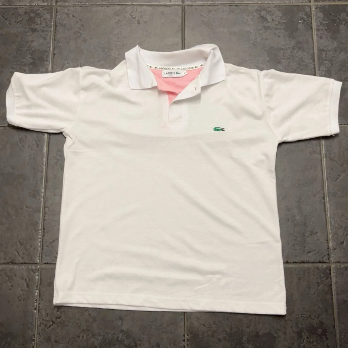 Vit pikétröja från Lacoste