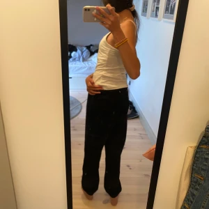Svarta mjukisbyxor  - Svarta mjukisbyxor från H&M med elastisk midja och avslappnad passform. Perfekta för chill dagar eller när du vill vara extra bekväm. Använd 1-2 gånger och säljer pga att de är för små. Tryck gärna inte på köp nu utan kontakta mig innan.💕