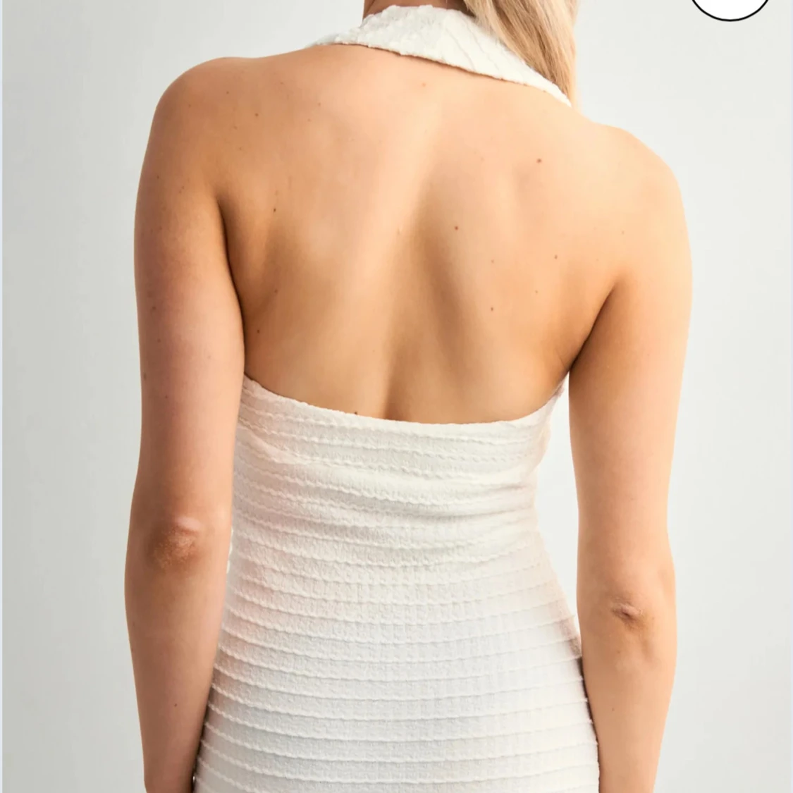 Vit långklänning med öppen rygg - 1