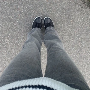 Grå bootcut jeans  - Snygga och bekväma jeans