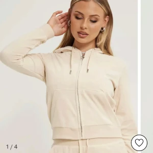 Beige juicy couture jacka  - Snygg beige jacka från juicy couture i terry material 🥰 Helt ny med lappen kvar!! Köpt för 1100kr