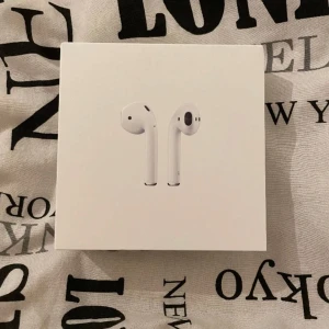 A1rpods - Säljer dessa hörlurar då jag köpt nya, de är fullt fungerande nästan som nya, inga defekter. Hör av er vid minsta fundering.