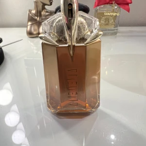 Mugler Alien Godess Intense 60 ml - Slutsåld Alien godess parfym 60 ml. Luktar bergamot, jasmin, kokos och vanilj. Håller länge på huden. 