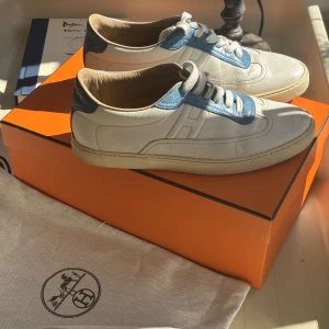 Hermes skor 41 - Hermes skor med krokodil detaljer. Box o dustbag följer med. Nypris: 20.000kr. Mitt pris: 2000. 