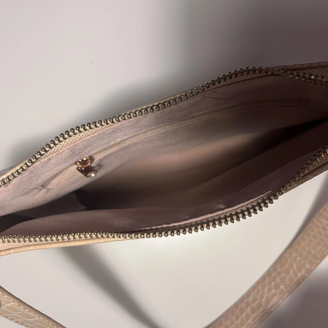 Beige axelväska med krokopräglat mönster - 2