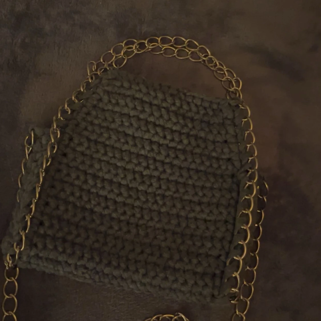 Stickad blå axelväska med kedja